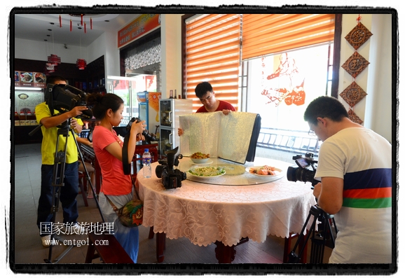 此次攝制組通過拍攝婺源代表名菜糊豆腐、粉蒸肉、荷包紅魚、賽鵝頸及地方小吃清明果、灰汁果、糯米子糕等來詮釋婺源美食經(jīng)典，展示婺源食文化，打造獨(dú)屬婺源的美食符號。