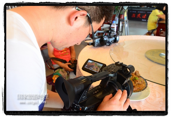 此次攝制組通過拍攝婺源代表名菜糊豆腐、粉蒸肉、荷包紅魚、賽鵝頸及地方小吃清明果、灰汁果、糯米子糕等來詮釋婺源美食經(jīng)典，展示婺源食文化，打造獨(dú)屬婺源的美食符號。