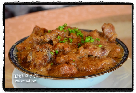 此次攝制組通過拍攝婺源代表名菜糊豆腐、粉蒸肉、荷包紅魚、賽鵝頸及地方小吃清明果、灰汁果、糯米子糕等來詮釋婺源美食經(jīng)典，展示婺源食文化，打造獨(dú)屬婺源的美食符號。