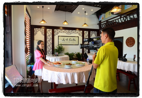 此次攝制組通過拍攝婺源代表名菜糊豆腐、粉蒸肉、荷包紅魚、賽鵝頸及地方小吃清明果、灰汁果、糯米子糕等來詮釋婺源美食經(jīng)典，展示婺源食文化，打造獨(dú)屬婺源的美食符號。