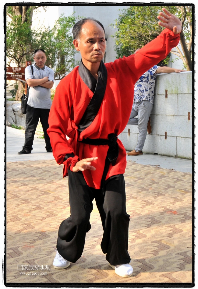 6月20日，小朋友們和中國武術(shù)愛好者們在江西省婺源縣熹園景區(qū)表演中國傳統(tǒng)的中國武術(shù)功夫，吸引許多游人前來駐足觀看。當(dāng)日是中國傳統(tǒng)的端午節(jié)，江西省婺源縣的中國武術(shù)愛好者們通過表演中國武術(shù)功夫，打太極，表演了少林棍、硬氣功、自選拳等少林寺功夫，讓孩子們從小學(xué)習(xí)中國武術(shù)，傳承中國武德，感受先人過端午的氛圍。