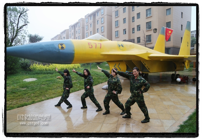 小區(qū)突然出現(xiàn)“飛機(jī)坦克”，其中殲15艦載戰(zhàn)斗機(jī)一架、99式主戰(zhàn)坦克一輛、武直-10武裝直升機(jī)一架，吸引了眾多市民雨中圍觀、合影。