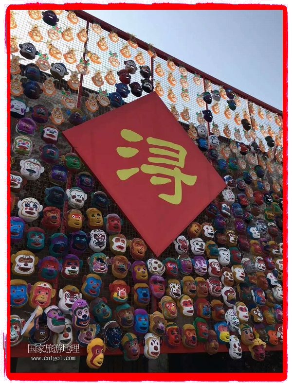 中國規(guī)模最大的猴面具彩繪在南潯古鎮(zhèn)展示。猴子真是今年最紅的動物。 