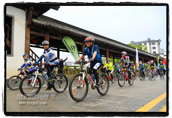 來自江西、安徽、浙江、福建等省市近千名選手參加了比賽，婺源賽道沿途的秀美風(fēng)光和徽派古村落，給參賽選手留下美好的印象。